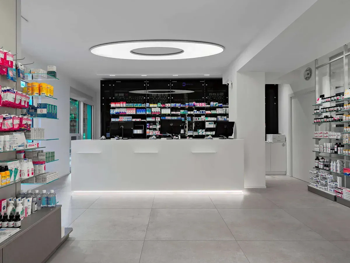 Arredamento Farmacia Passirani Lesa, banco-cassa, retro-banco con robot