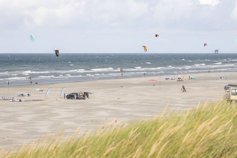 Voor wie niet genoeg kan krijgen hebben we een strandrit van maar liefst 3,5 uur! paardrijden op het strand van Ameland bij hollumer trap lange dagtocht van 3,5 uur