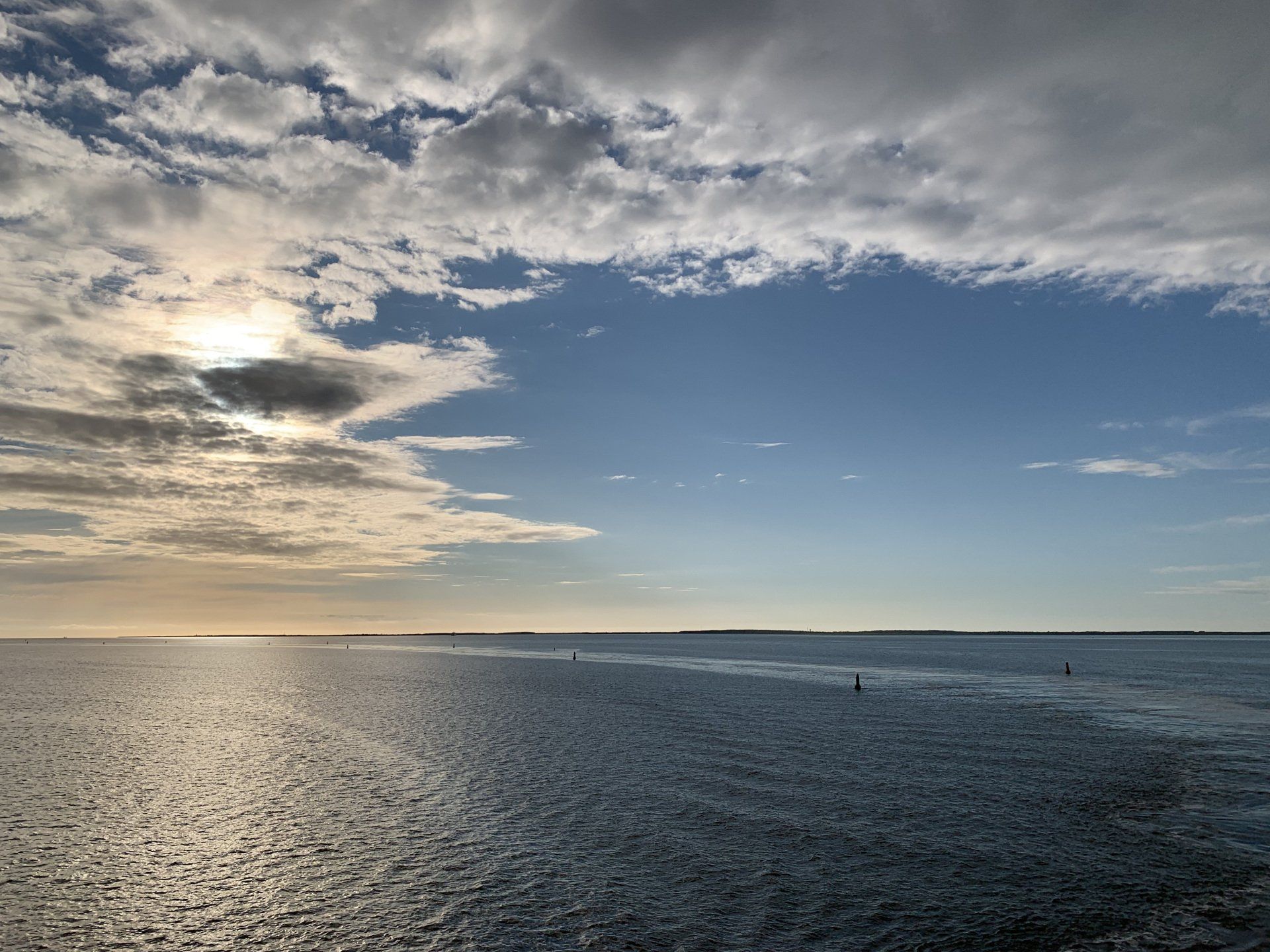 Zonsondergang vanaf de boot vanaf Ameland naar Holwerd Zonsondergang zee boot Ameland