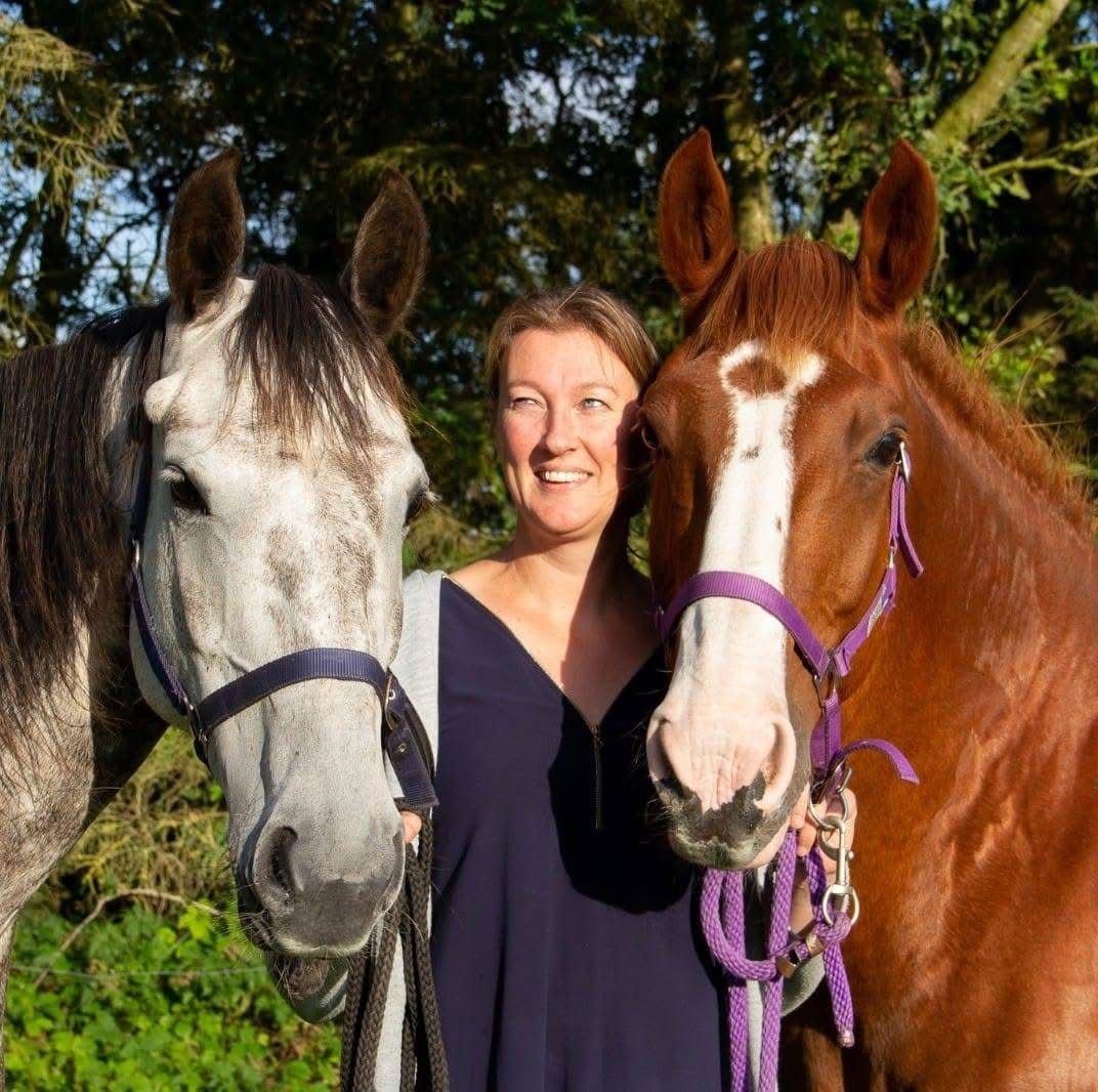 Gelske Nobel met haar twee eigen paarden van Hollumer Trap Ameland