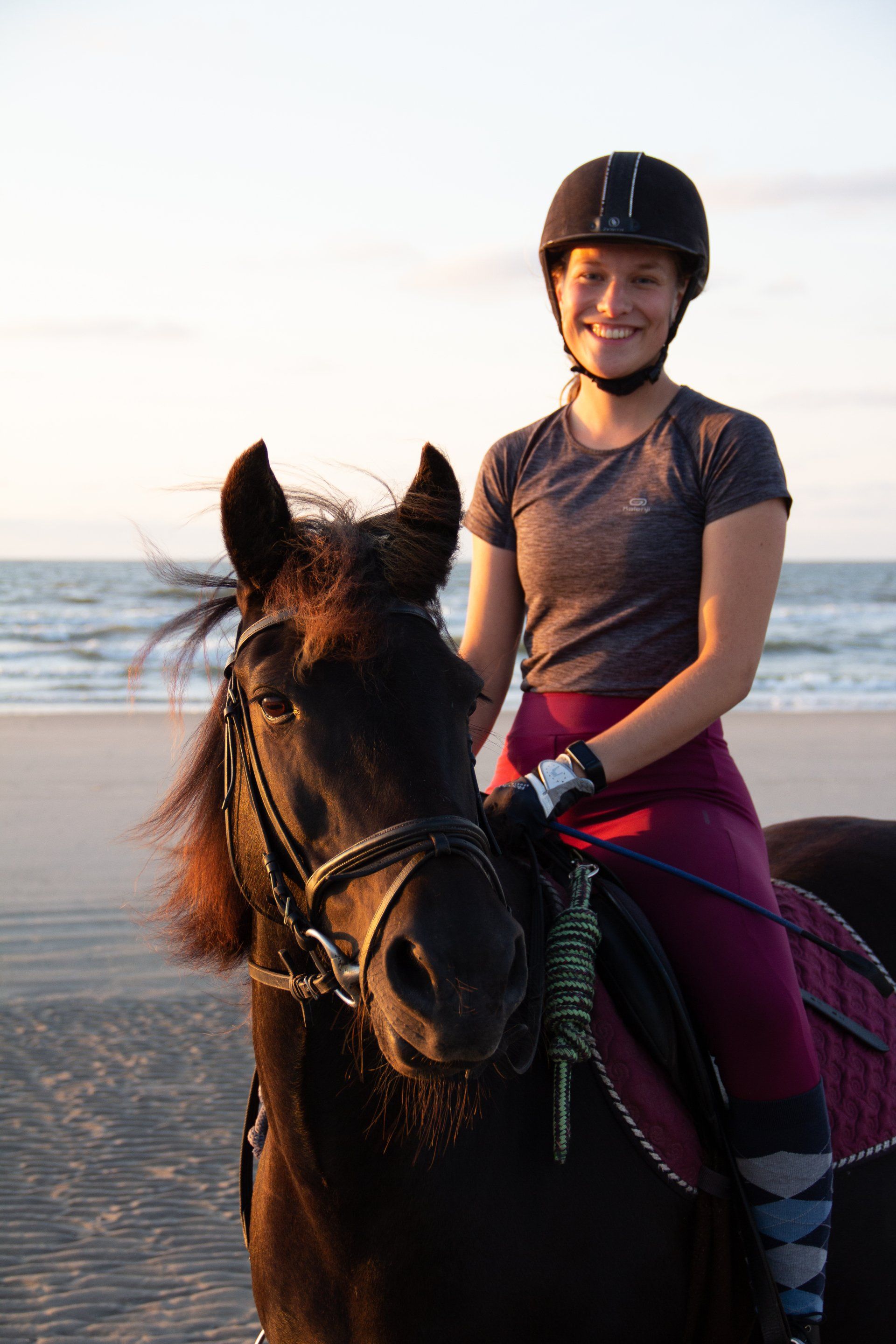 Foto's van ruiter en paard gemaakt tijdens het gouden uur op het strand van Ameland.