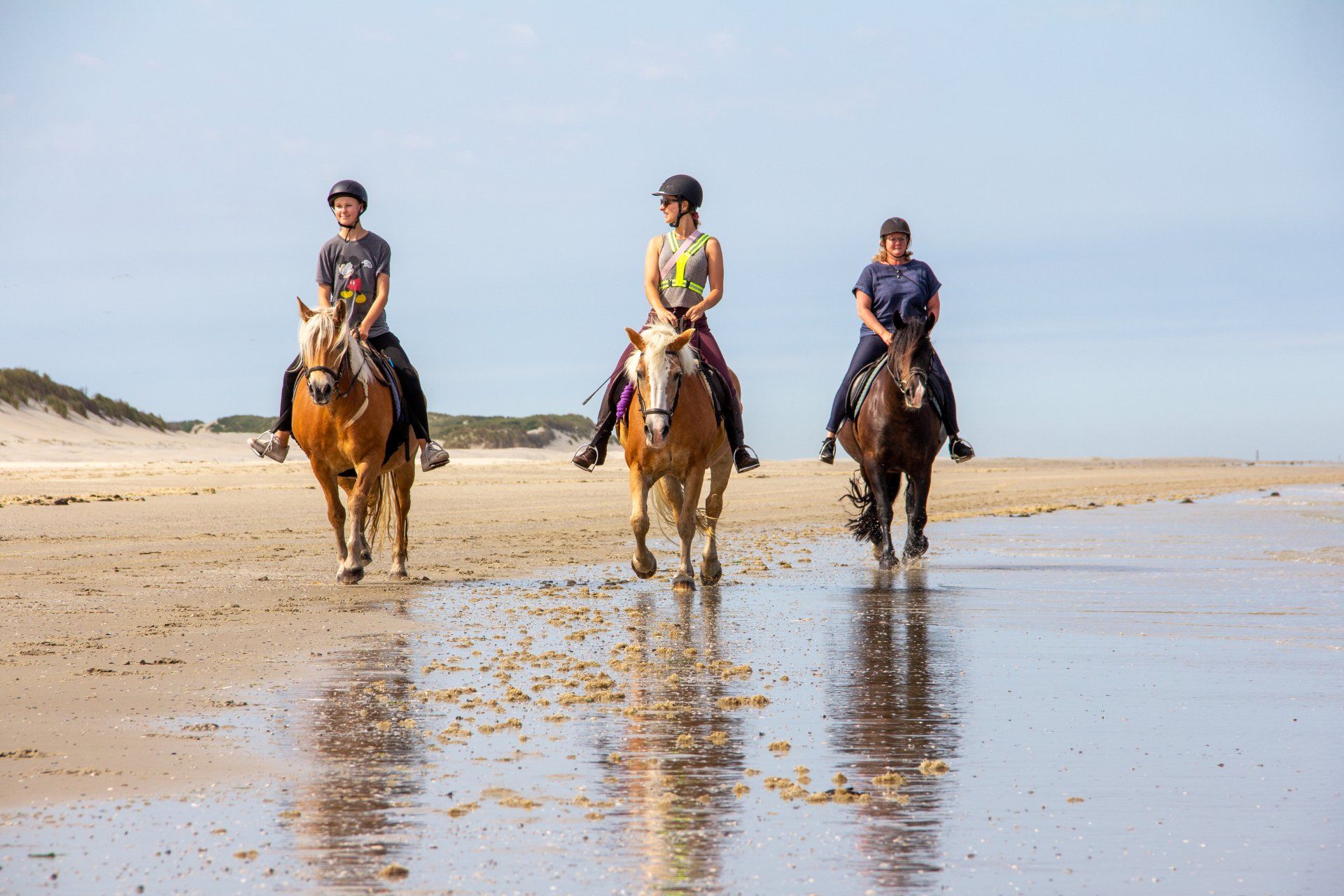 Paardrijden op het strand van Ameland bij Hollumer Trap