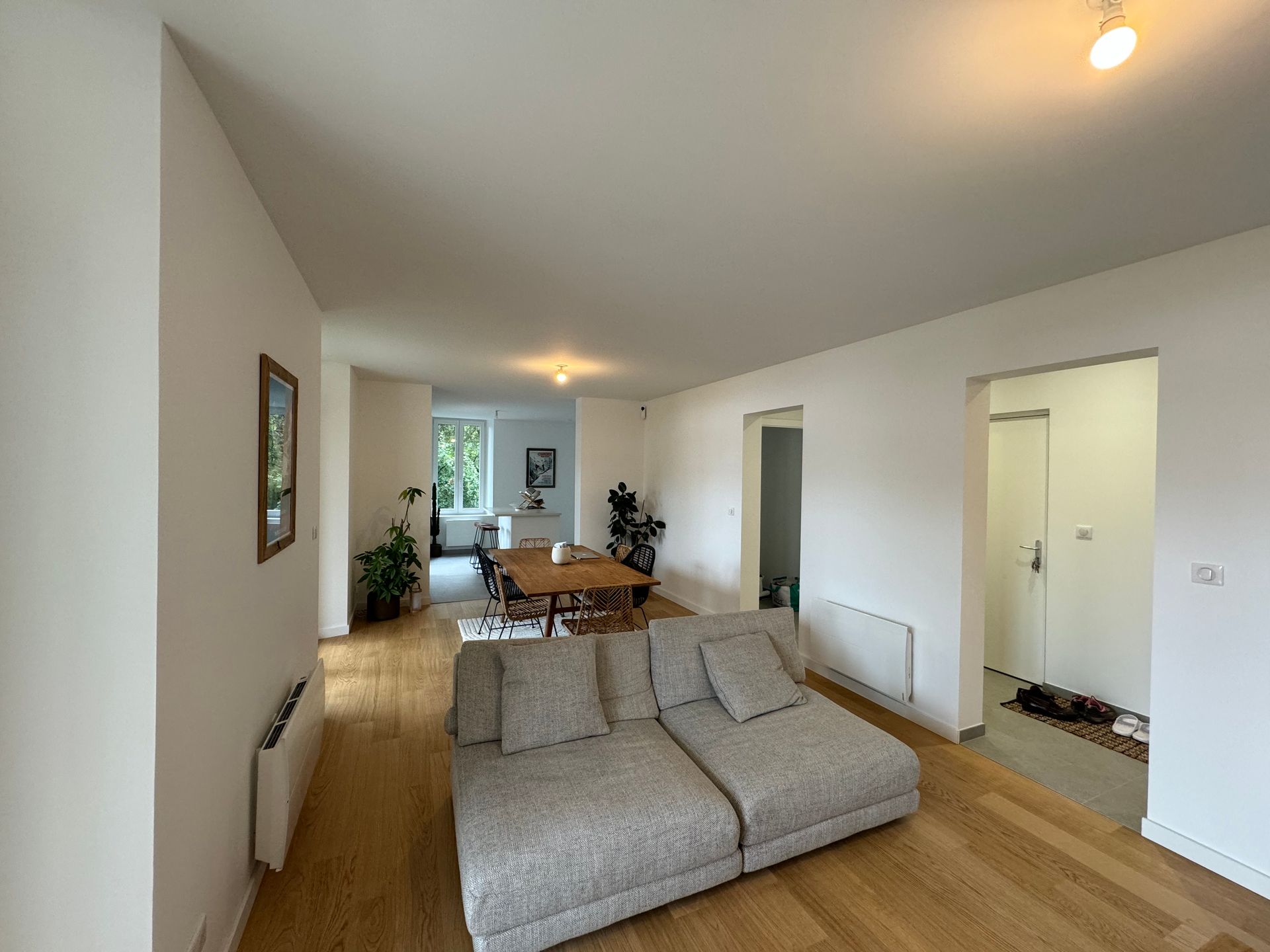 Un salon avec un canapé et une table dedans.