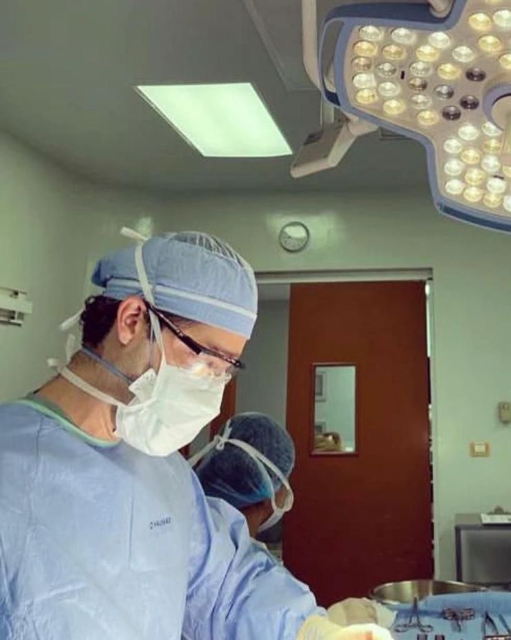Dr. Marco, especialista en coloproctología y cirugía general