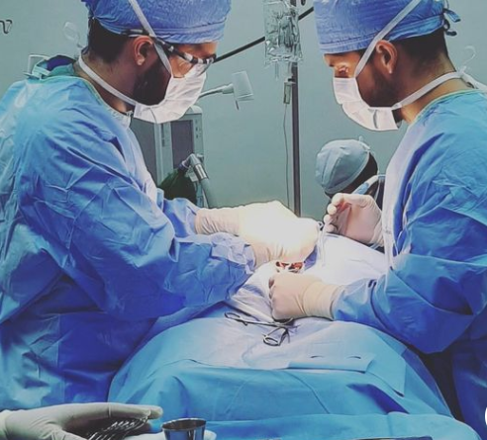 Cirujanos realizando un procedimiento quirúrgico anorrectal en quirófano - Dr. Marco Boca