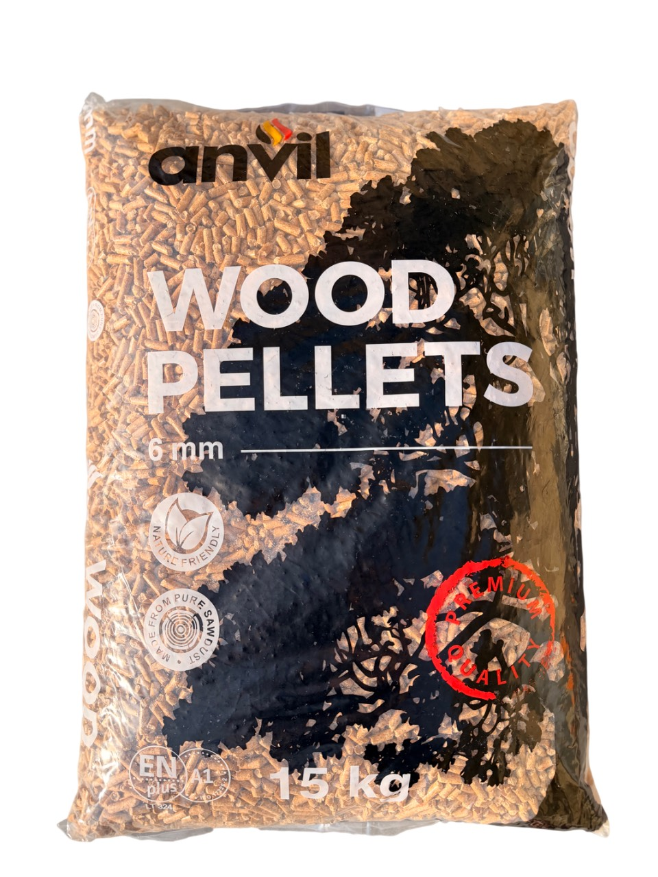 Une palette de sacs de granulés de bois empilés, dont un sac portant l'inscription « Granulés de bois 100% résineux ».