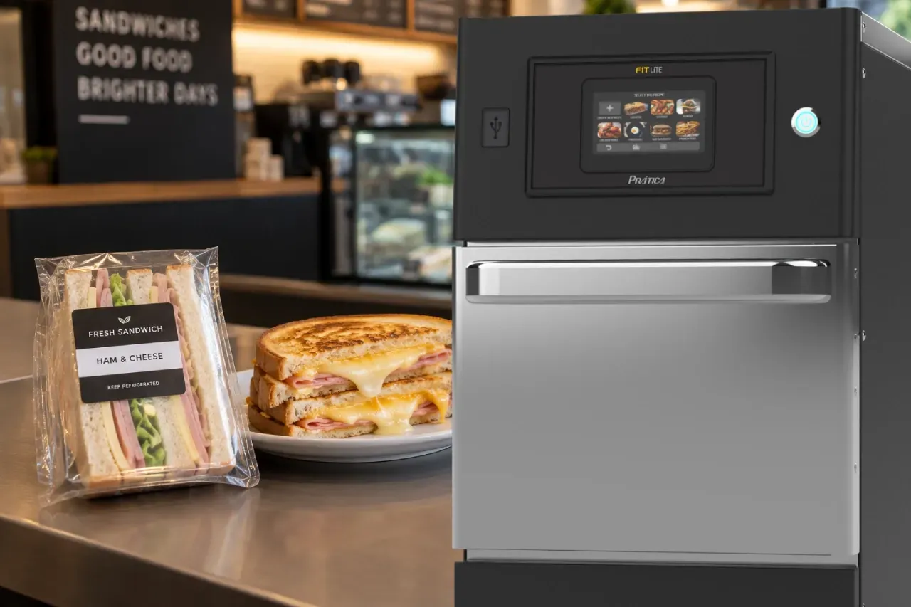 Prática FIT Lite Speed Oven with chilled sandwich and freshly heated toasted sandwiches