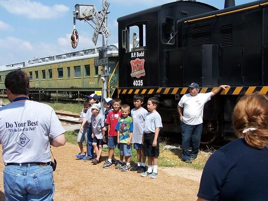 Boy scouts posing in front of the 1954 Baldwin diesel locomotive 4035.