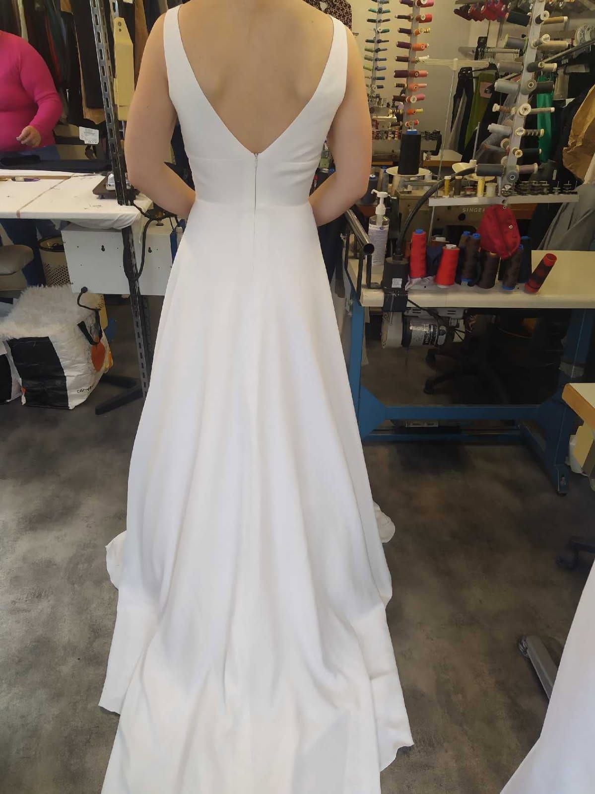 Le dos d'une femme portant une robe blanche