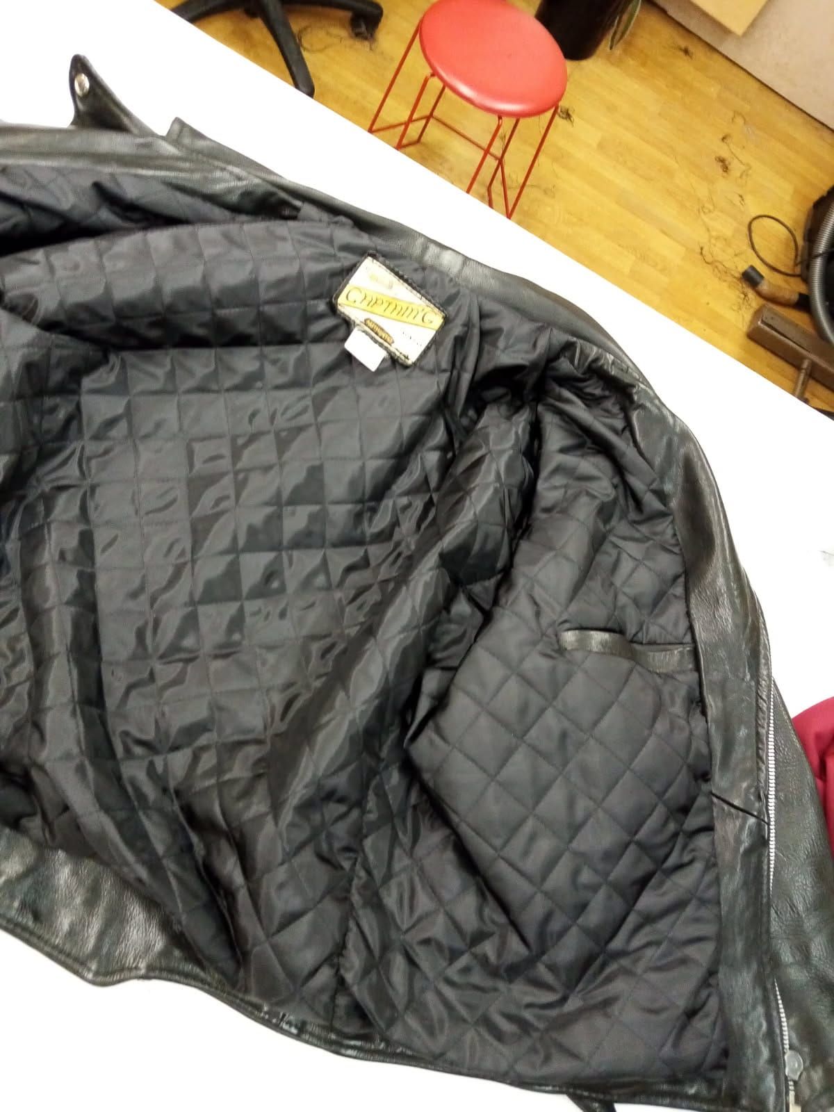Intérieur du même blouson en cuir noir après intervention