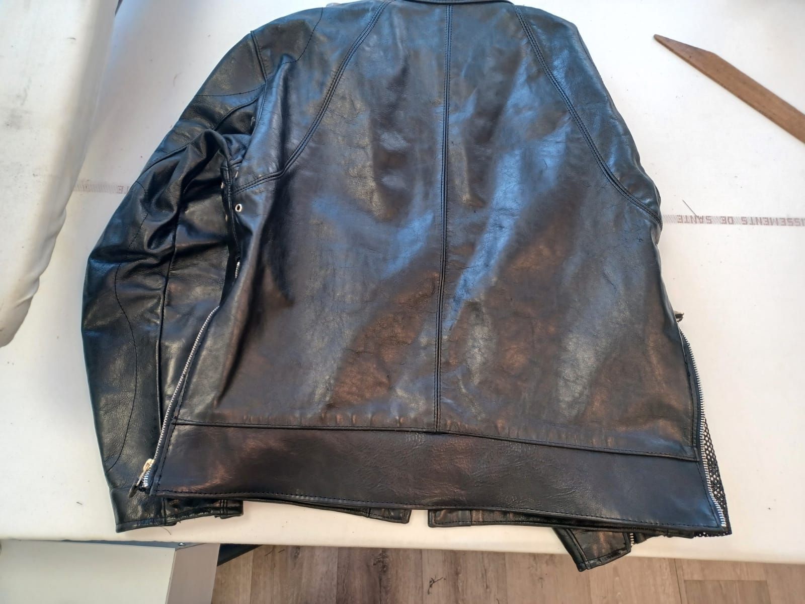Retouche sur manteau en cuir après