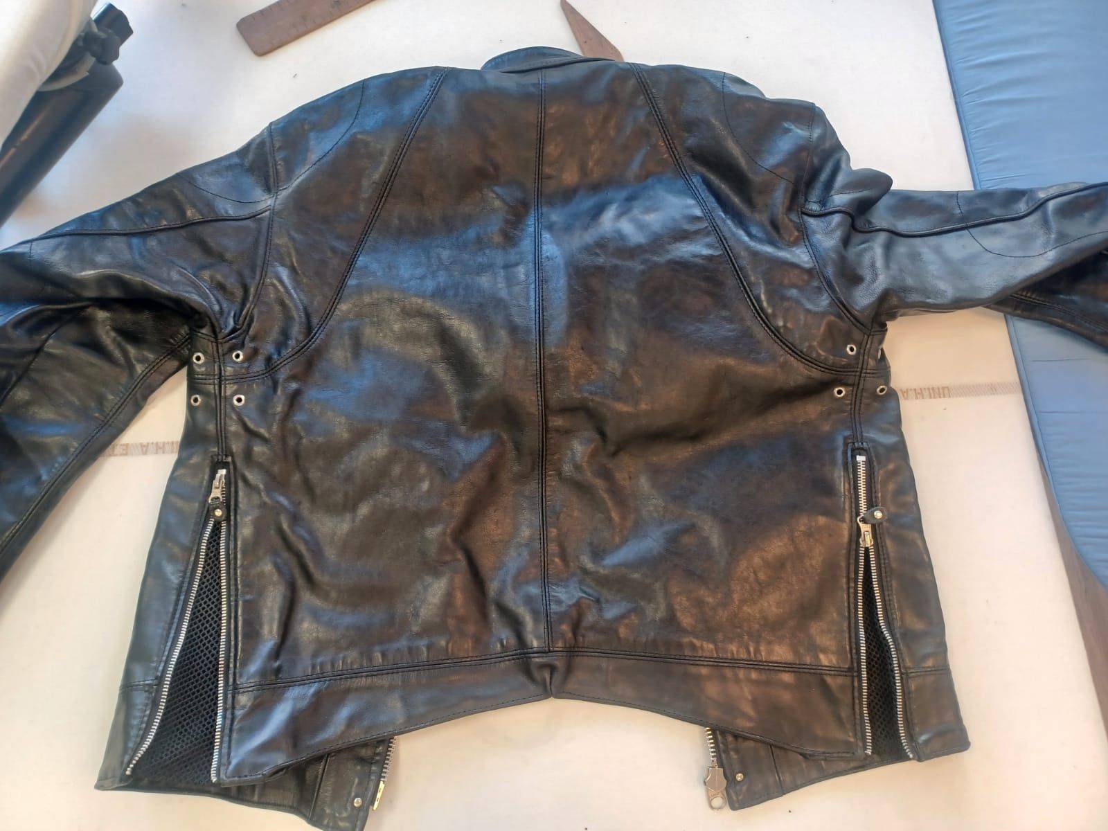 Retouche sur manteau en cuir avant