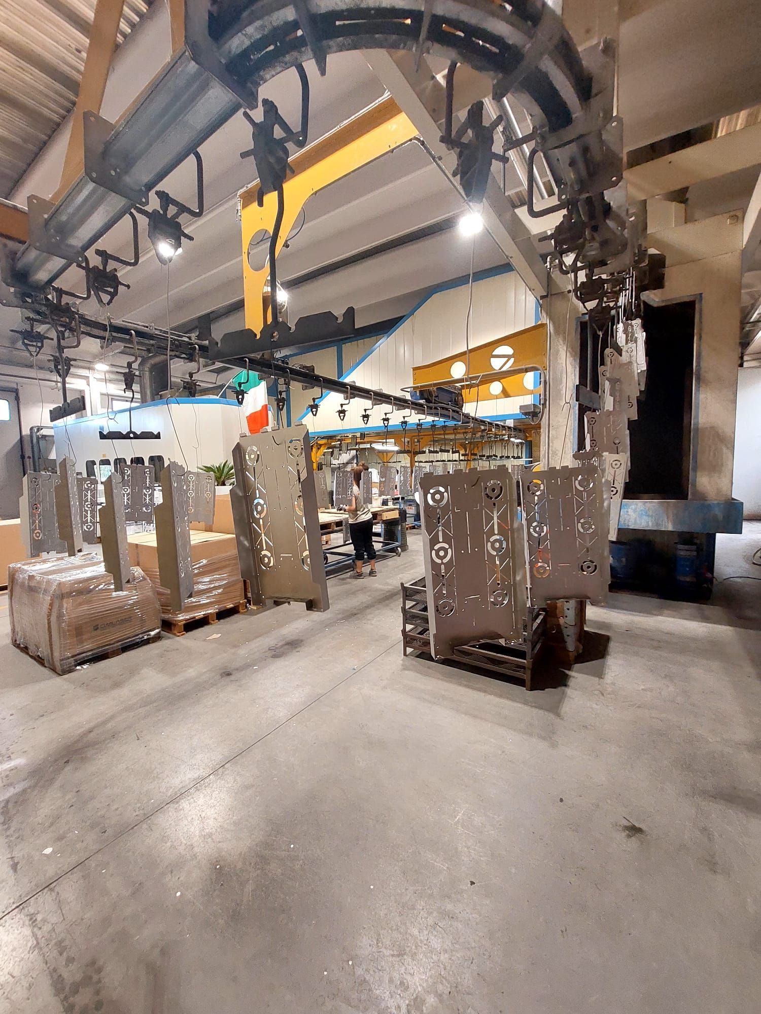 Macchinari industriali per la movimentazione di grandi componenti metallici in un'area di produzione di fabbrica