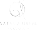 Minimalistisches schwarz-weißes Logo mit stilisiertem kreisförmigem Monogramm und dem Namen „NATALIA GRELL“.