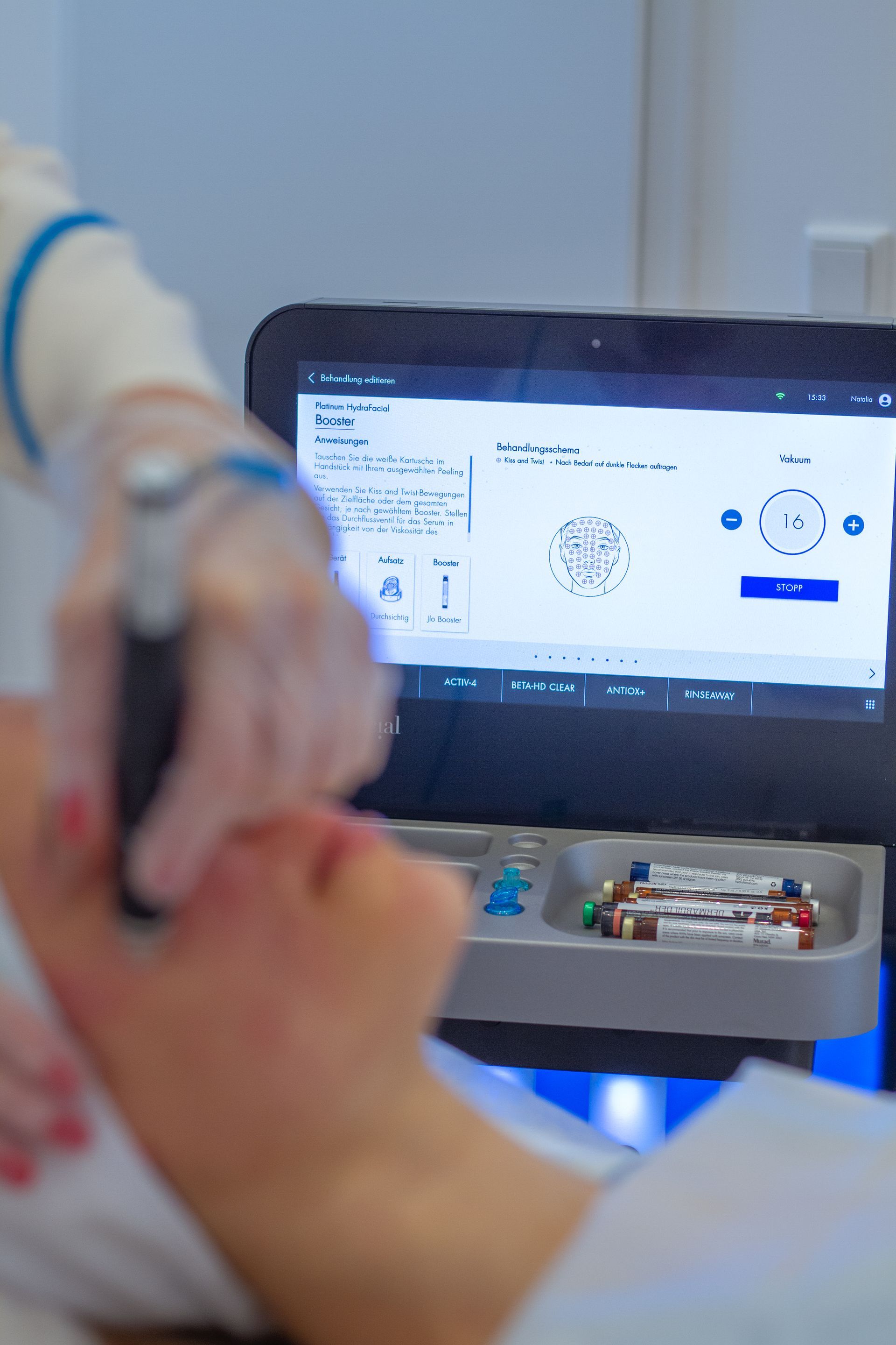 Eine Person hält den Mund eines Patienten während eines zahnärztlichen Scans .