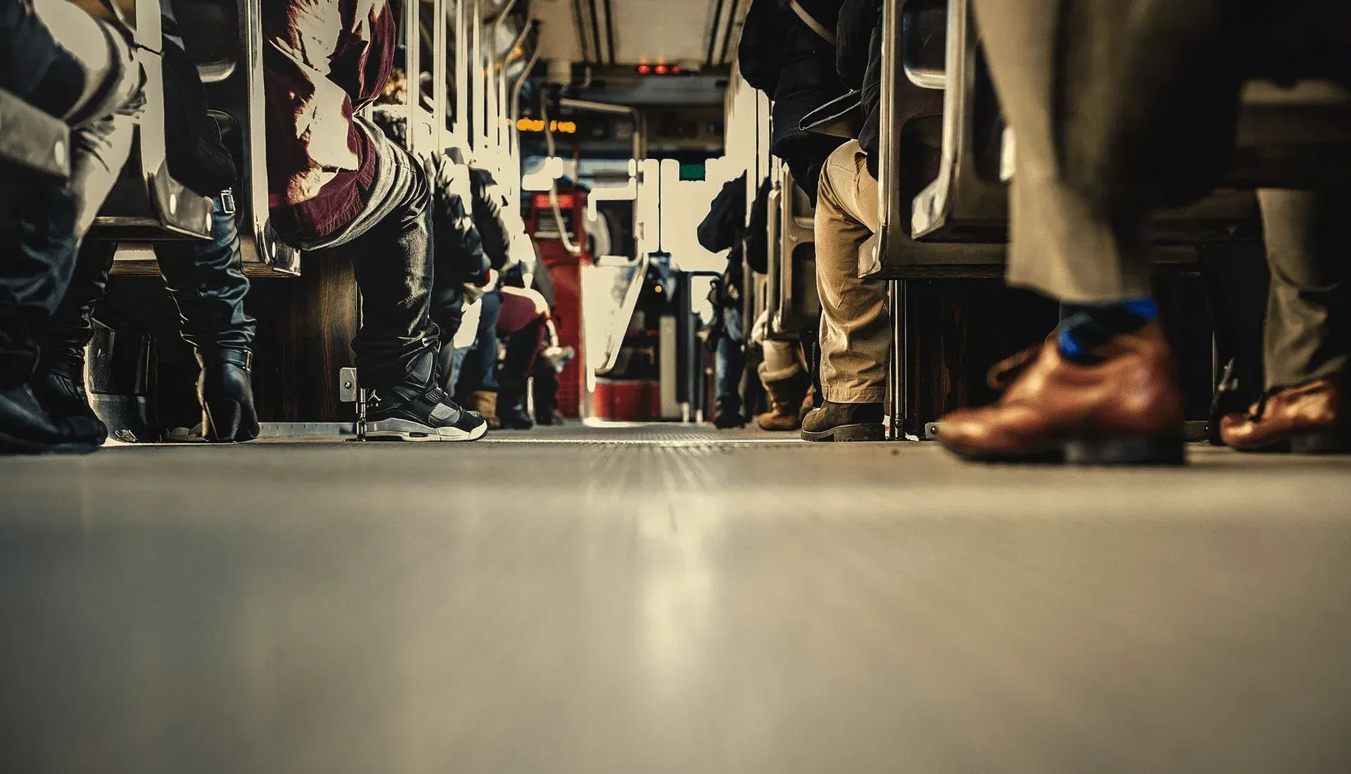 Um grupo de pessoas está sentado em um ônibus.