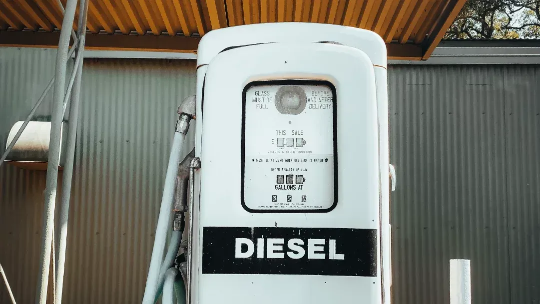 Uma bomba de gasolina a diesel está em frente a um prédio.