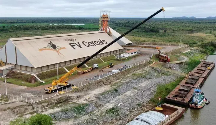 Uma vista aérea de um grande edifício com um guindaste na frente dele.