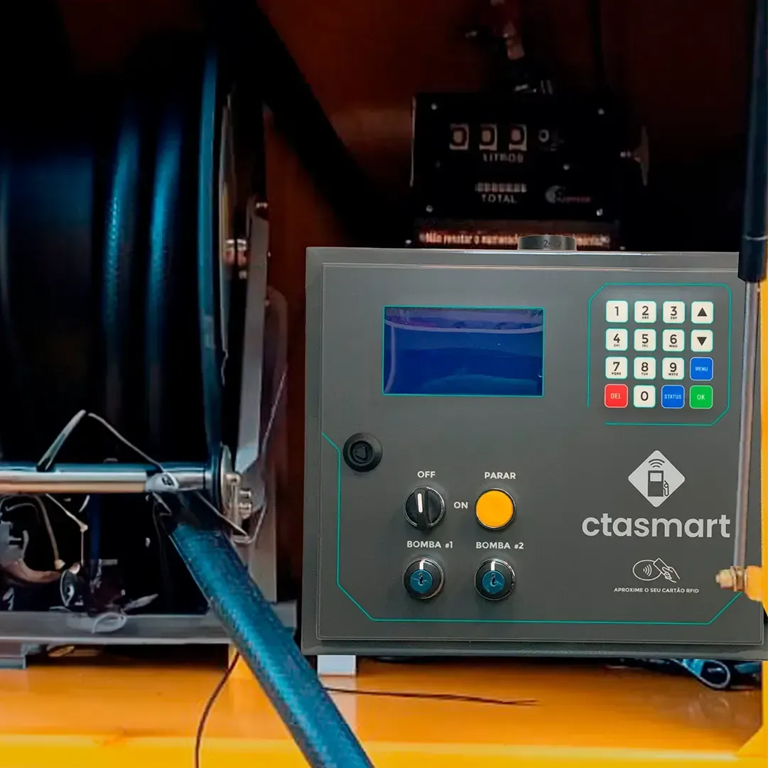 Um dispositivo ctosmart está em cima de uma mesa amarela.