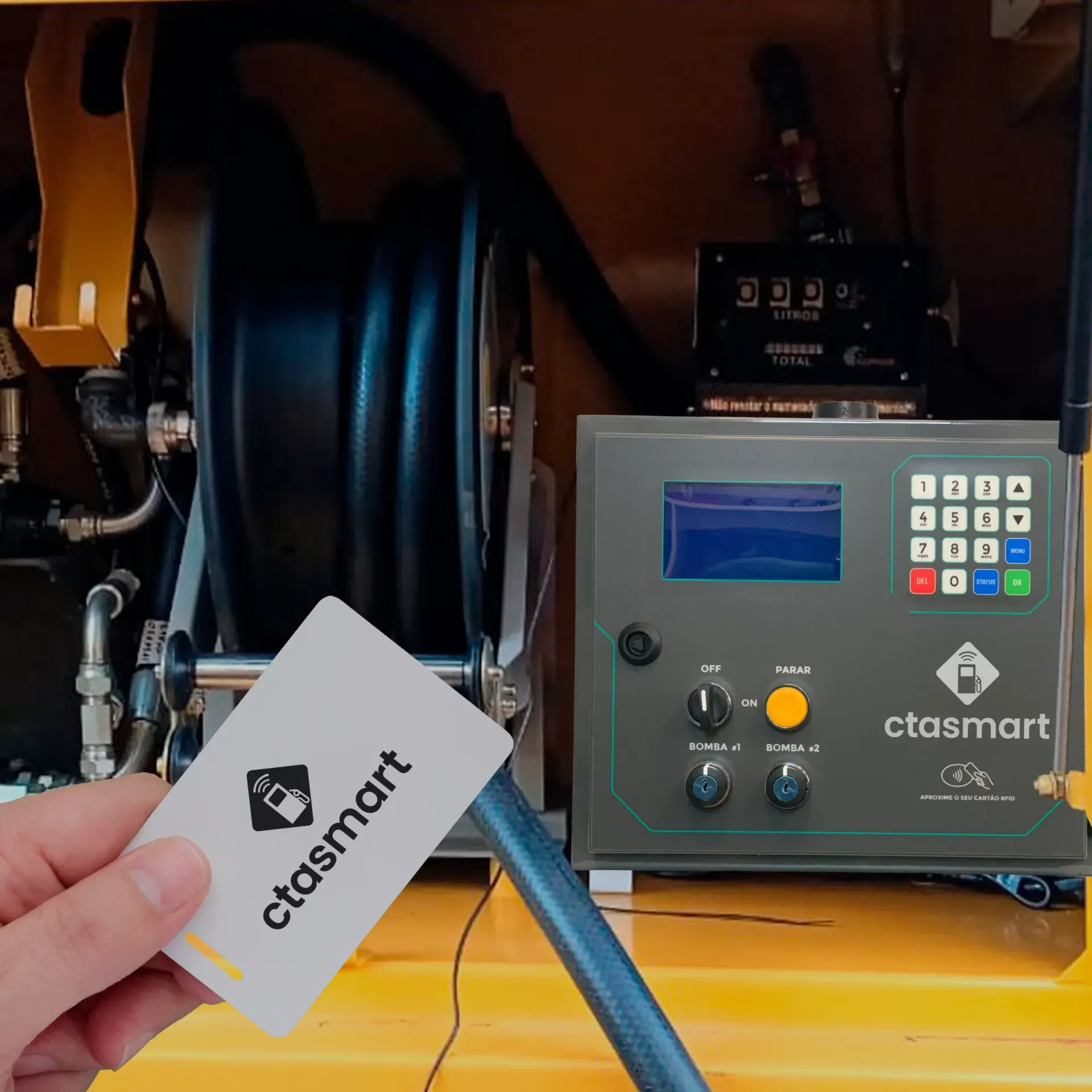 Uma pessoa está segurando um cartão ctosmart na frente de uma máquina