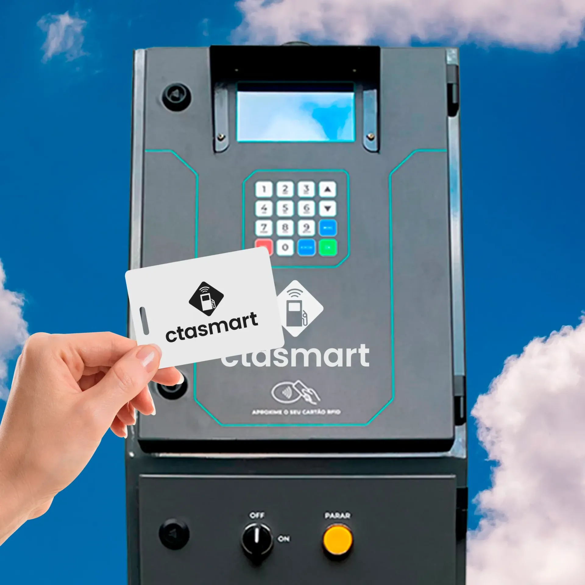 Uma pessoa está segurando um cartão que diz ctasmart