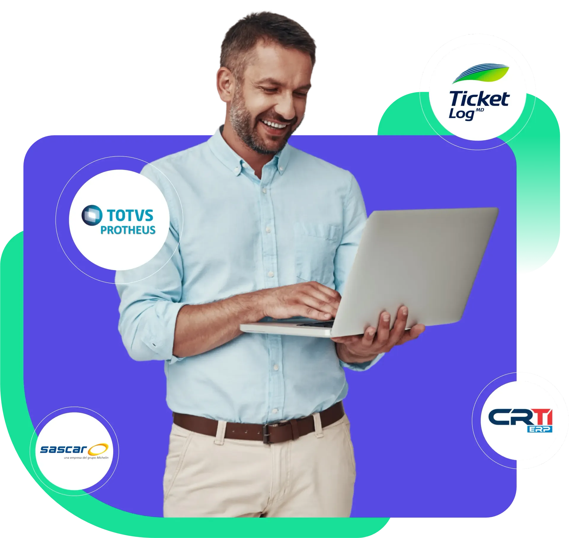 Um homem está segurando um laptop nas mãos e sorrindo.