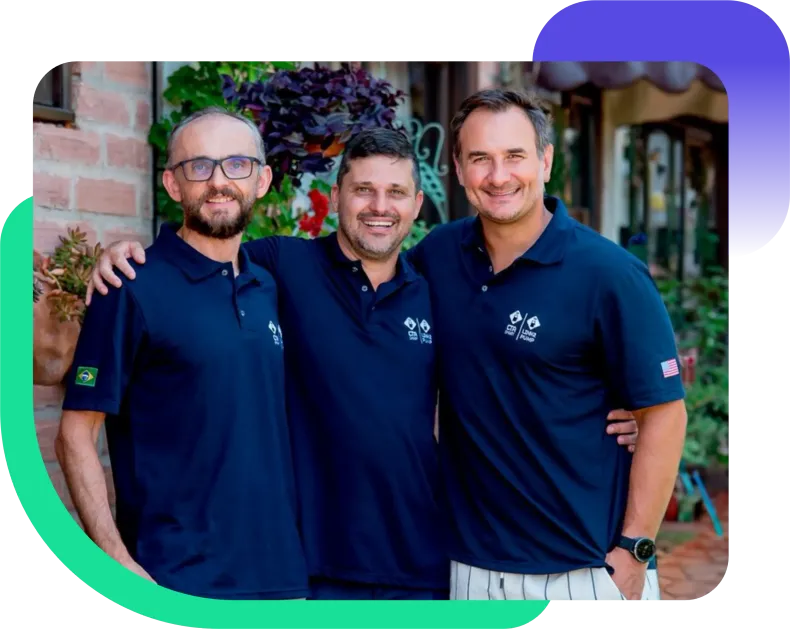 Três homens vestindo camisas polo azuis estão posando para uma foto.