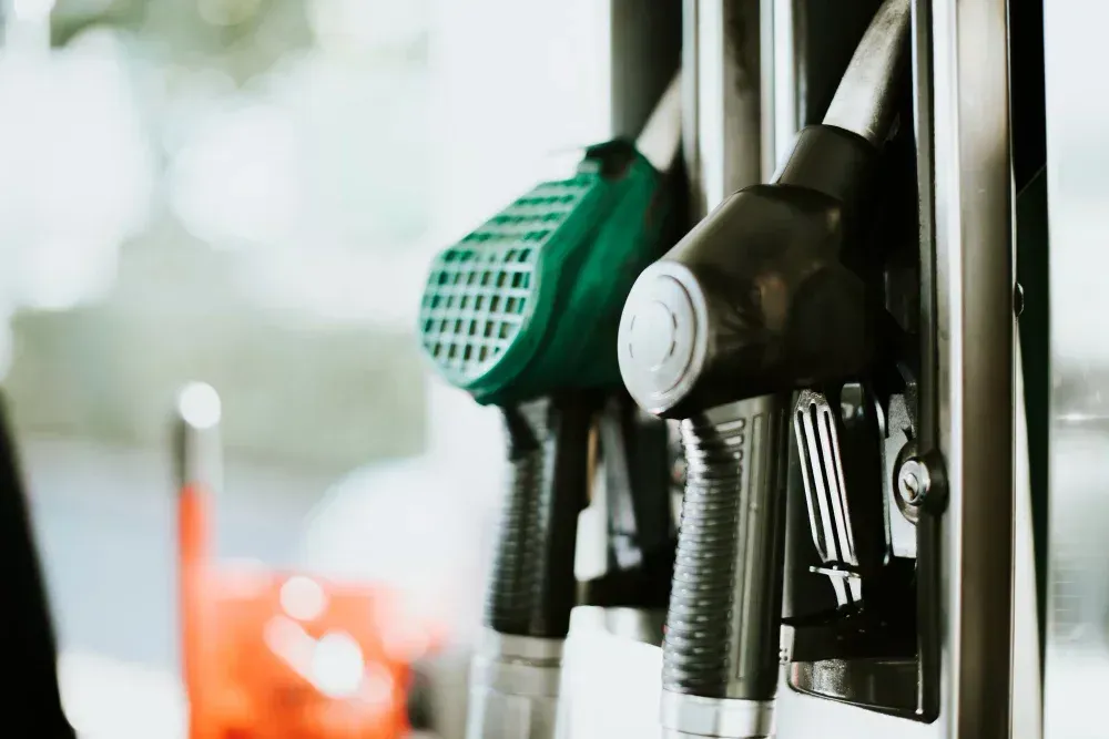 Um close de uma bomba de gasolina em um posto de gasolina.