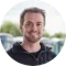 Um homem com barba está sorrindo em um círculo.
