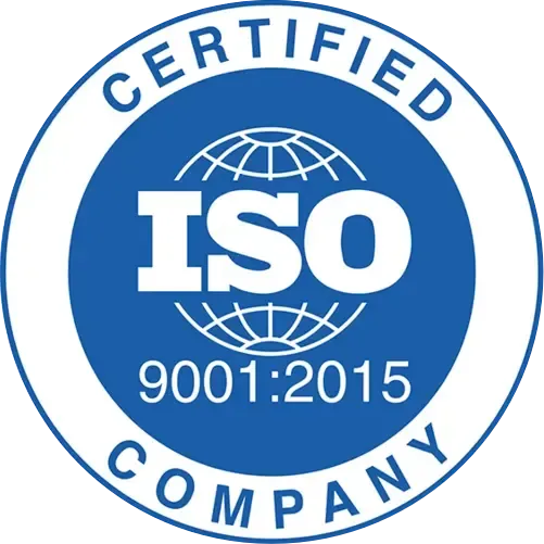Logotipo azul da certificação ISO 9001:2015 com texto branco sobre um globo azul.