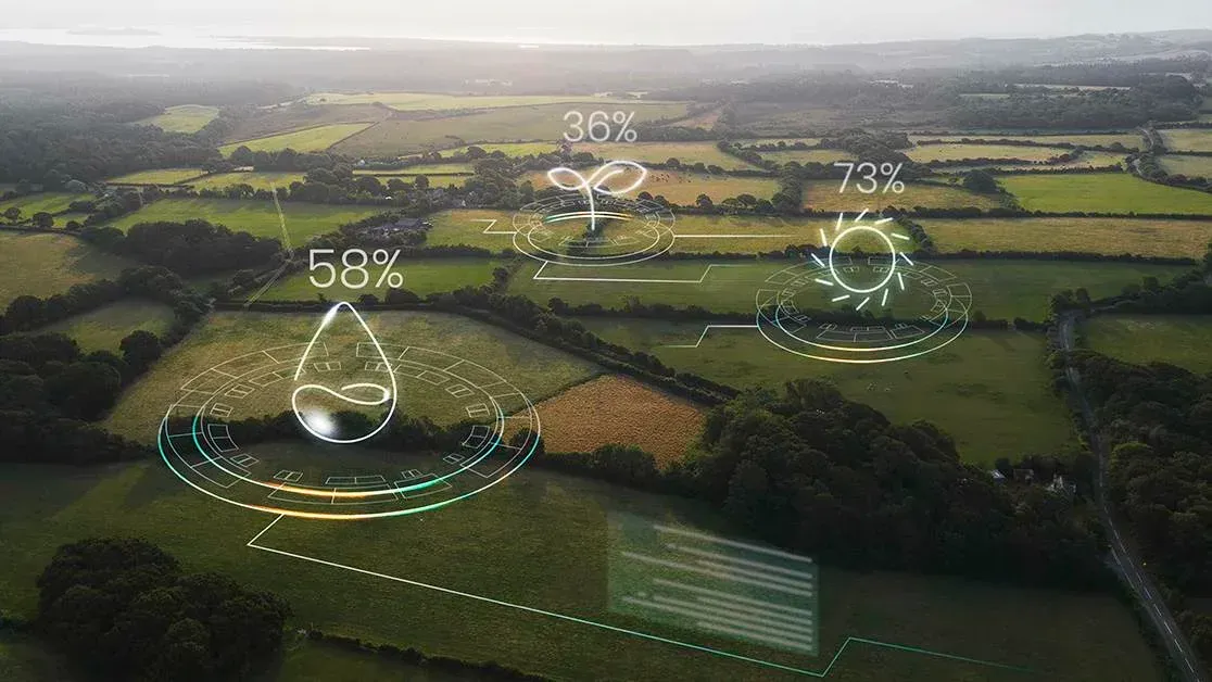 Uma vista aérea de um campo com uma gota de água nele.