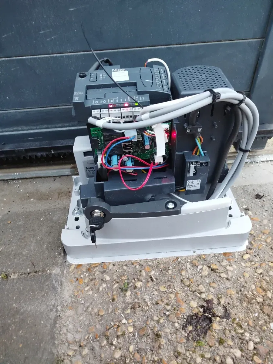 Moteur d'un portail coulissant automatisé