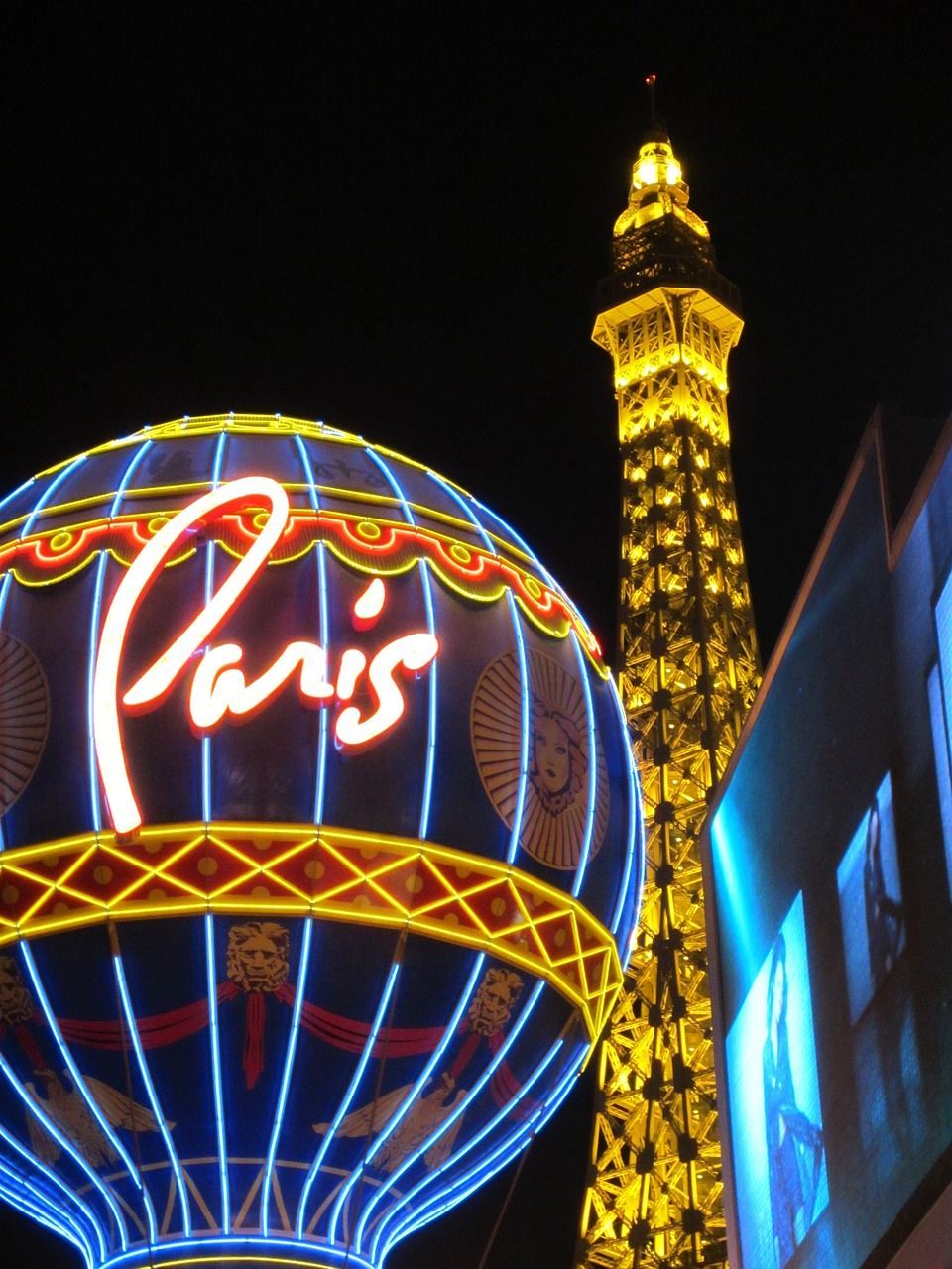 A hot air balloon with the word paris on it
