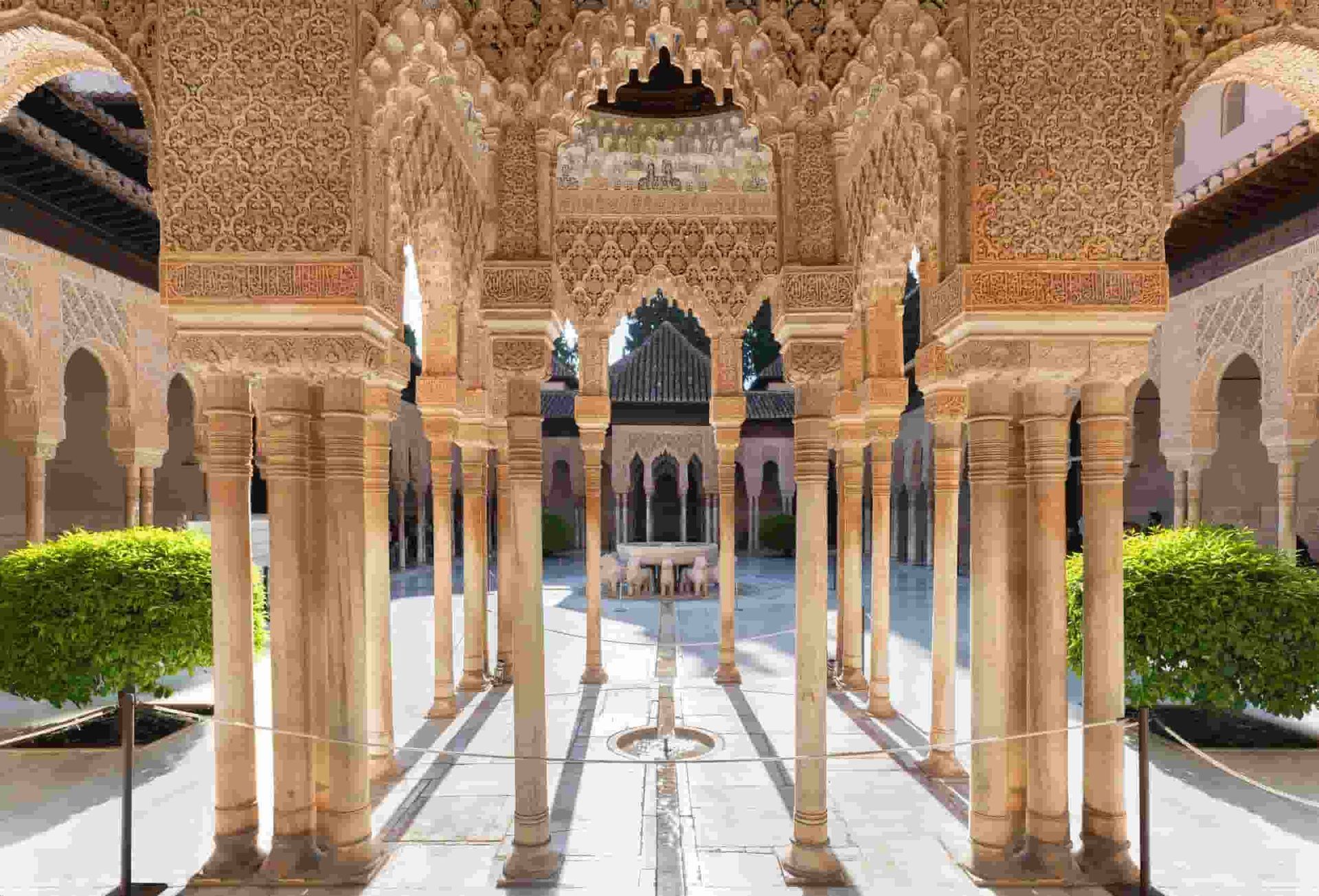 There is a fountain in the middle of the courtyard of the Alhambra palace.