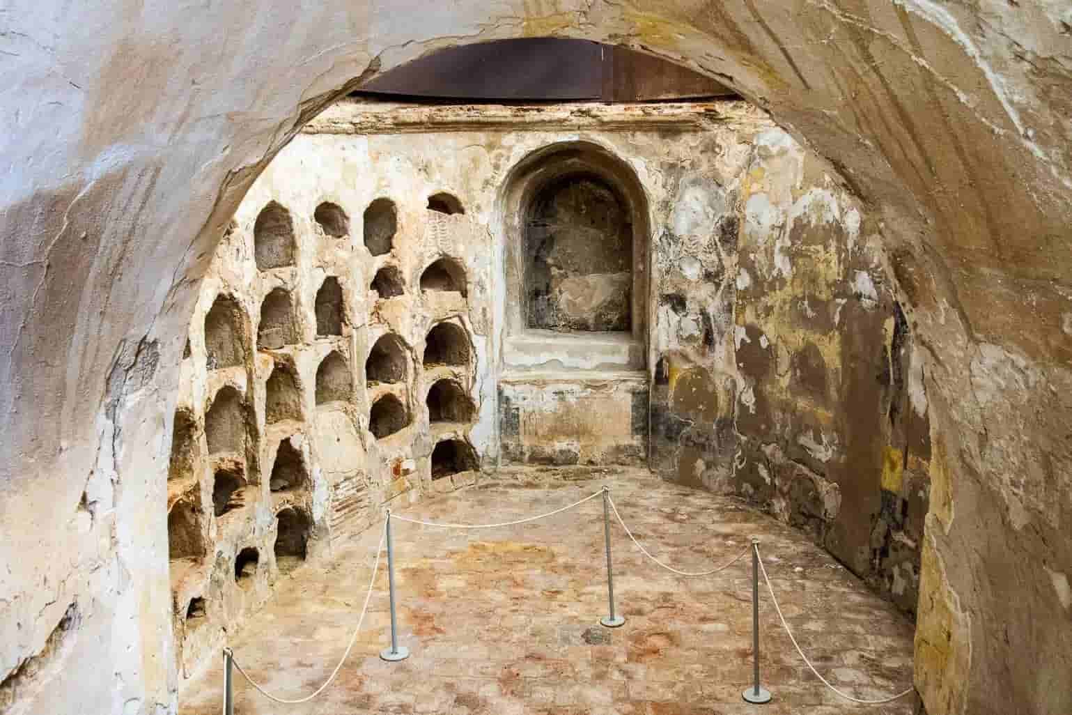 A very old building with a lot of holes in the walls in Cartagena.