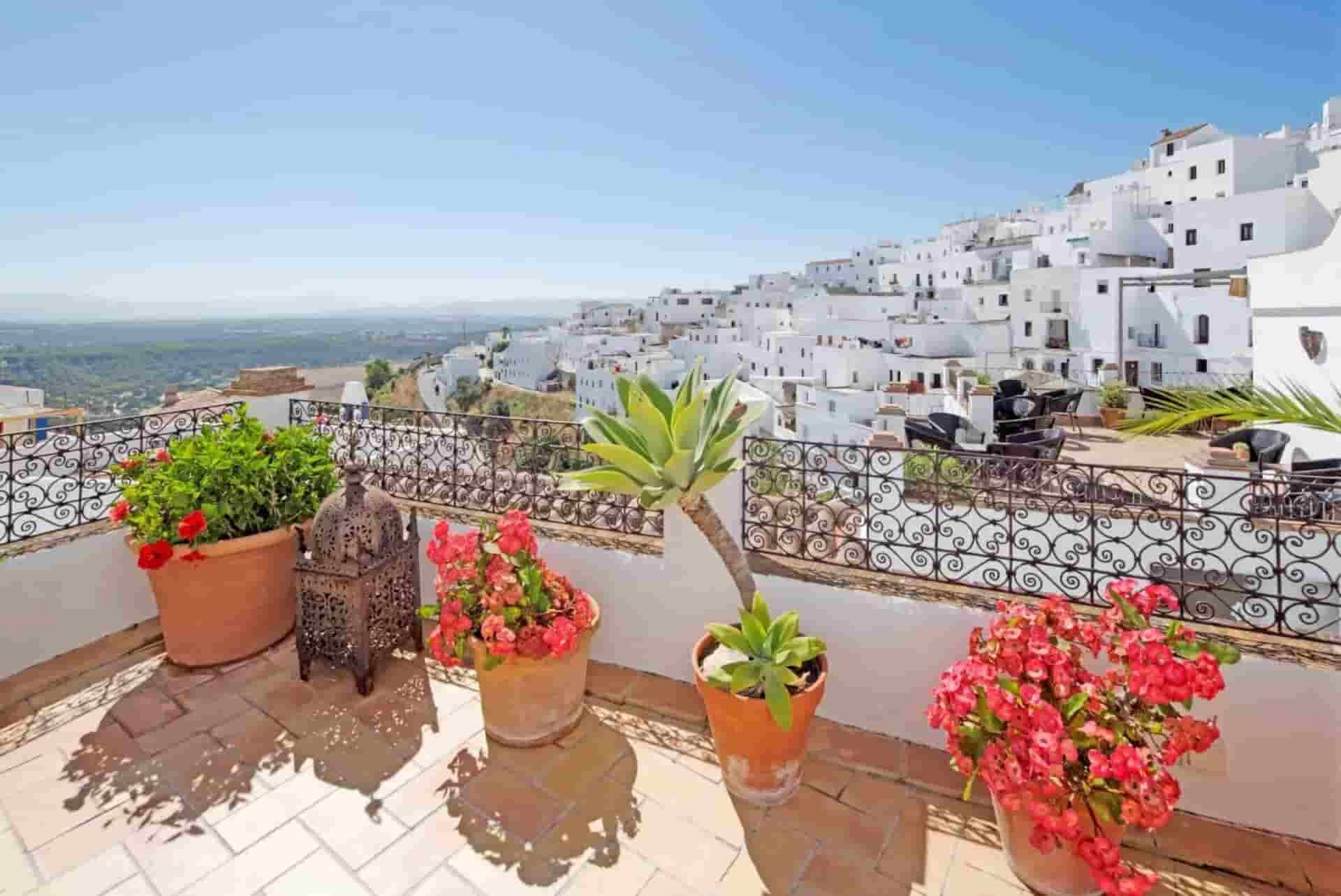 A balcony with potted plants and a view of vejer de la Frontera