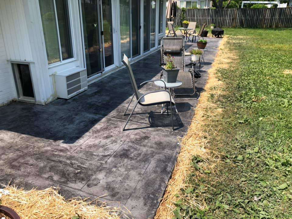 A brick floor style with 5 chairs