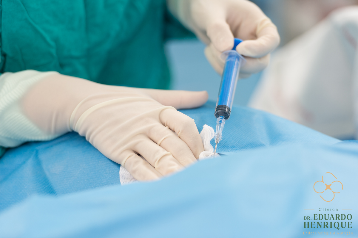 Efeitos e Mudanças Corporais Durante o Tratamento Hormonal em Mulheres Trans Os efeitos da hormonioterapia começam a se manifestar nos primeiros meses e atingem seu auge em torno de 24 meses de tratamento. Efeitos e Mudanças Corporais Durante o Tratamento Hormonal em Mulheres Trans Os efeitos da hormonioterapia começam a se manifestar nos primeiros meses e atingem seu auge em torno de 24 meses de tratamento.