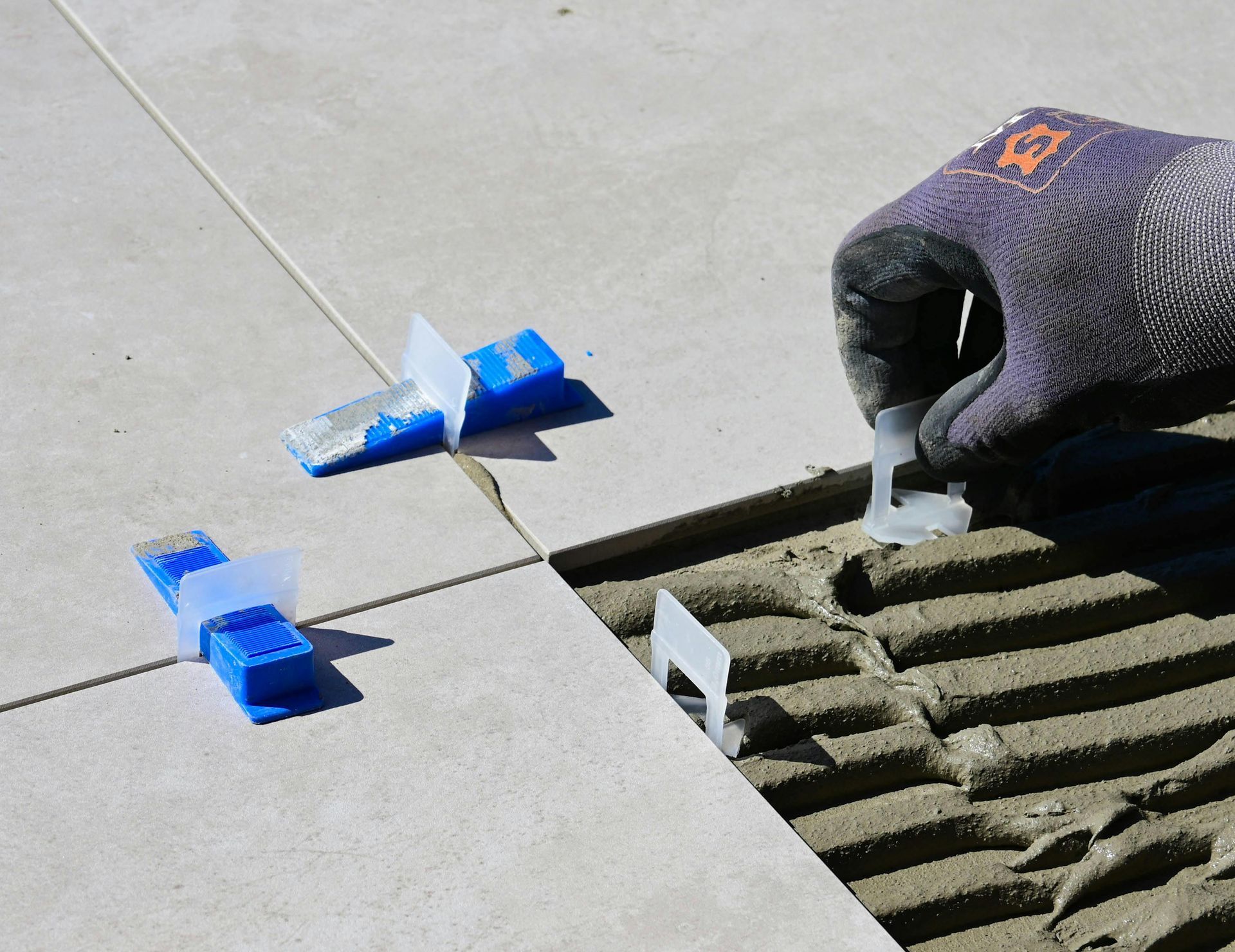 alvear-construction-llc-service-flooring-tile-install-header-menu