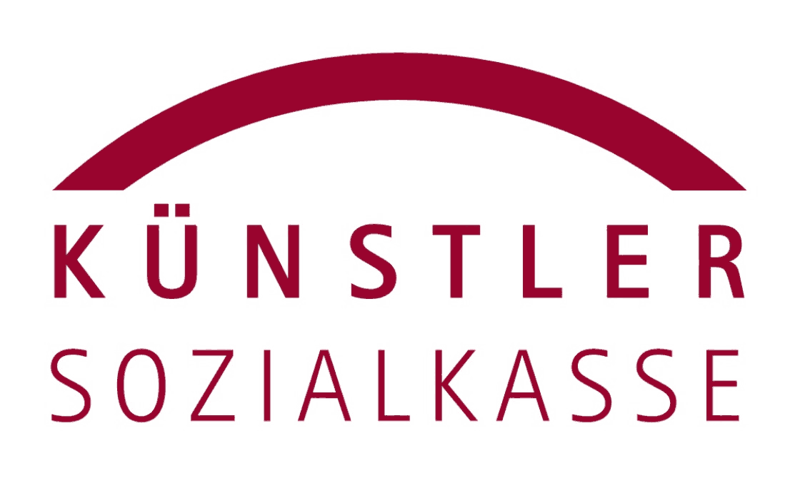 Logo der Künstlersozialkasse mit bordeauxrotem Bogen und Schriftzug auf weißem Hintergrund