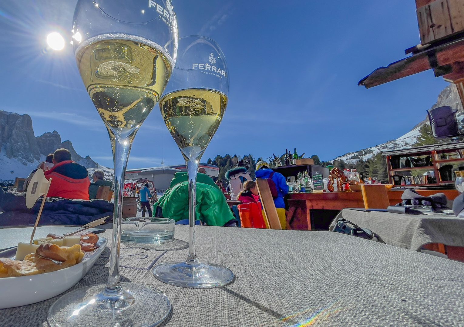 Auf einem Tisch stehen zwei Gläser Champagner.