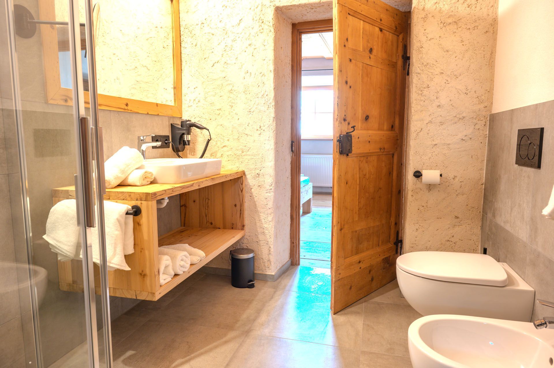Ein Badezimmer mit Toilette, Waschbecken und Spiegel