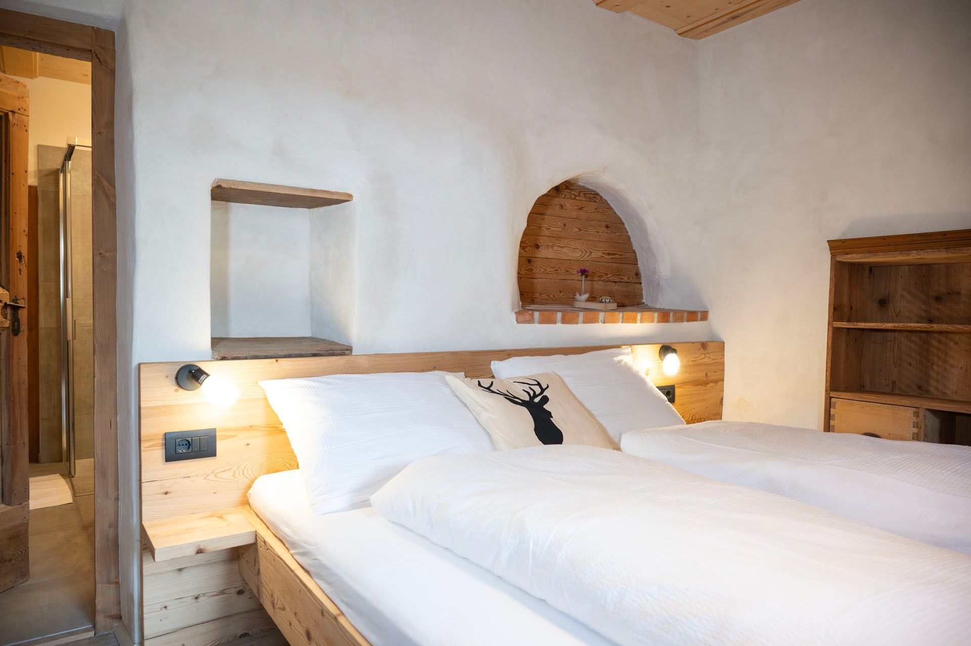 Ein Schlafzimmer mit zwei Betten und einem hölzernen Kopfteil.