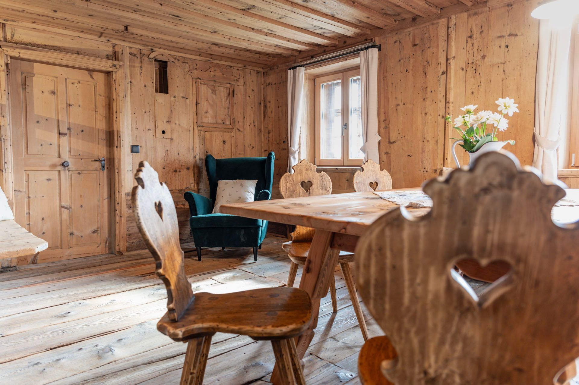 Ein Holztisch und Stühle in uralten Stube mit Holzwänden.