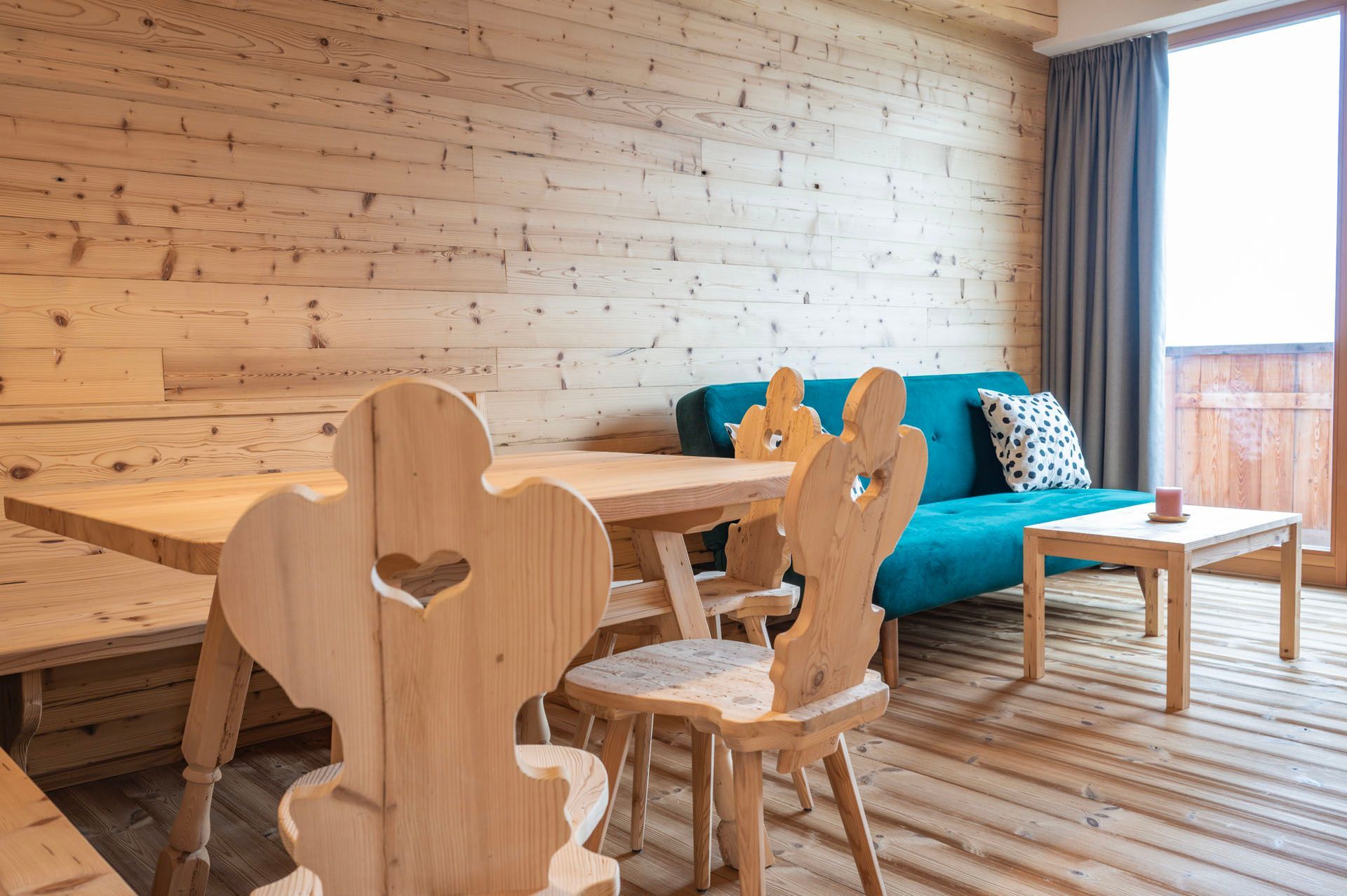 Ein Wohnzimmer mit Holzmöbeln und einer blauen Couch.