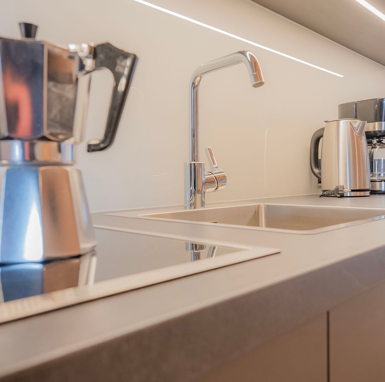 Eine Küche mit zwei Spülbecken und einer Kaffeemaschine
