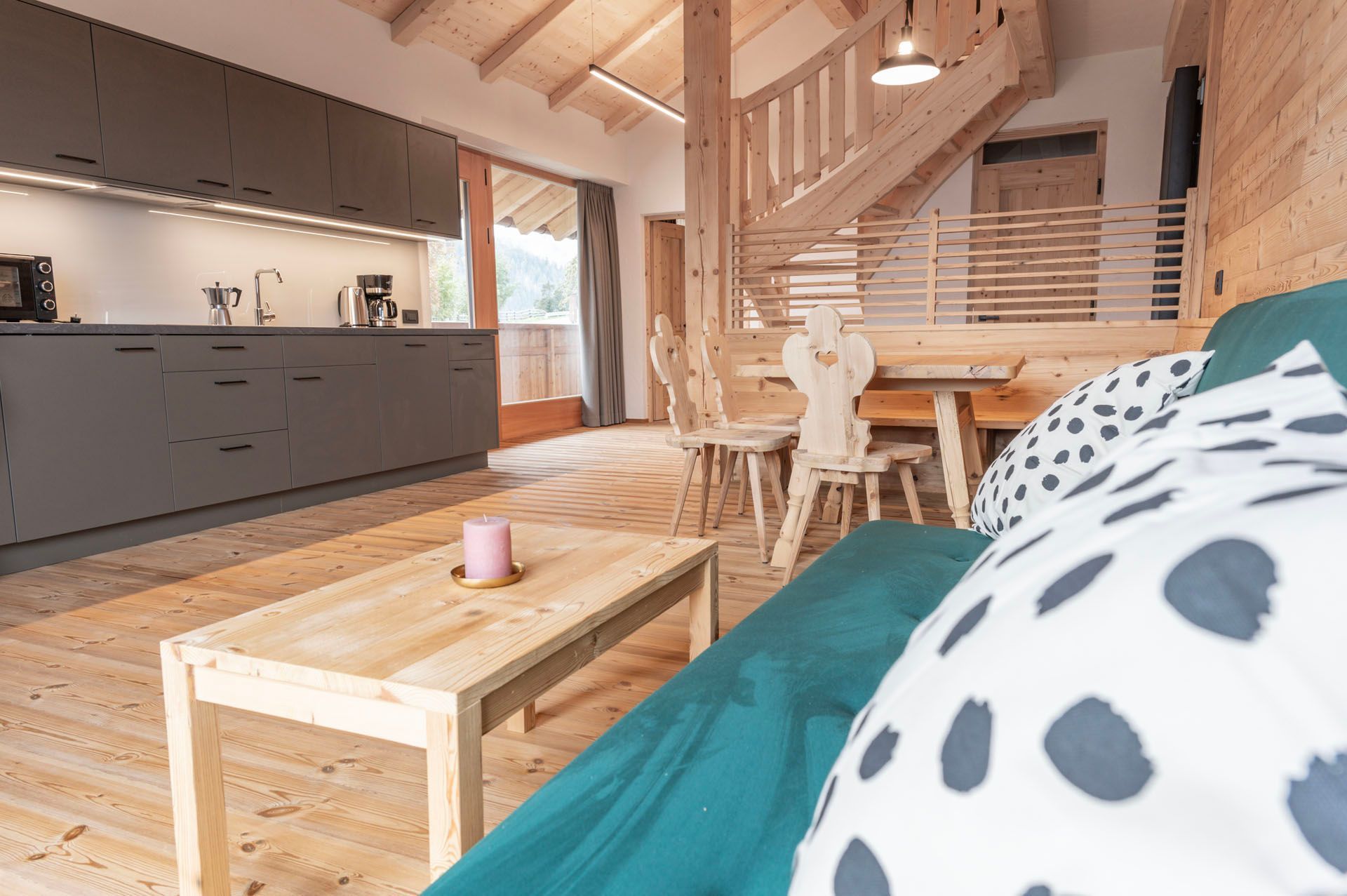 Ein Wohnzimmer mit einer blauen Couch und einem Holztisch