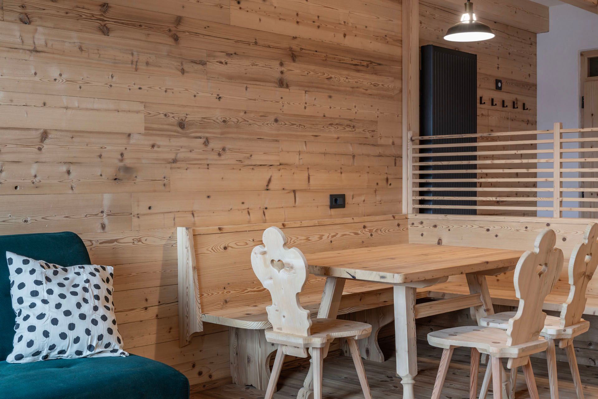 Ein Wohnzimmer mit einem Holztisch und Stühlen.