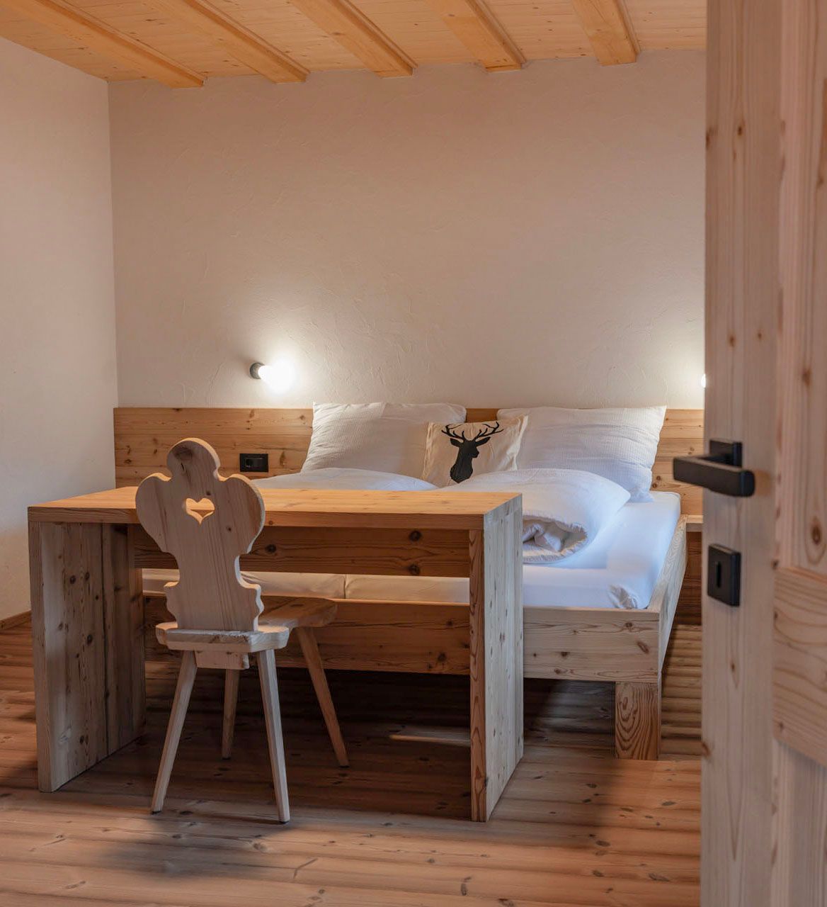 Schlafzimmer Ein Schlafzimmer mit Bett, Schreibtisch und Stuhl