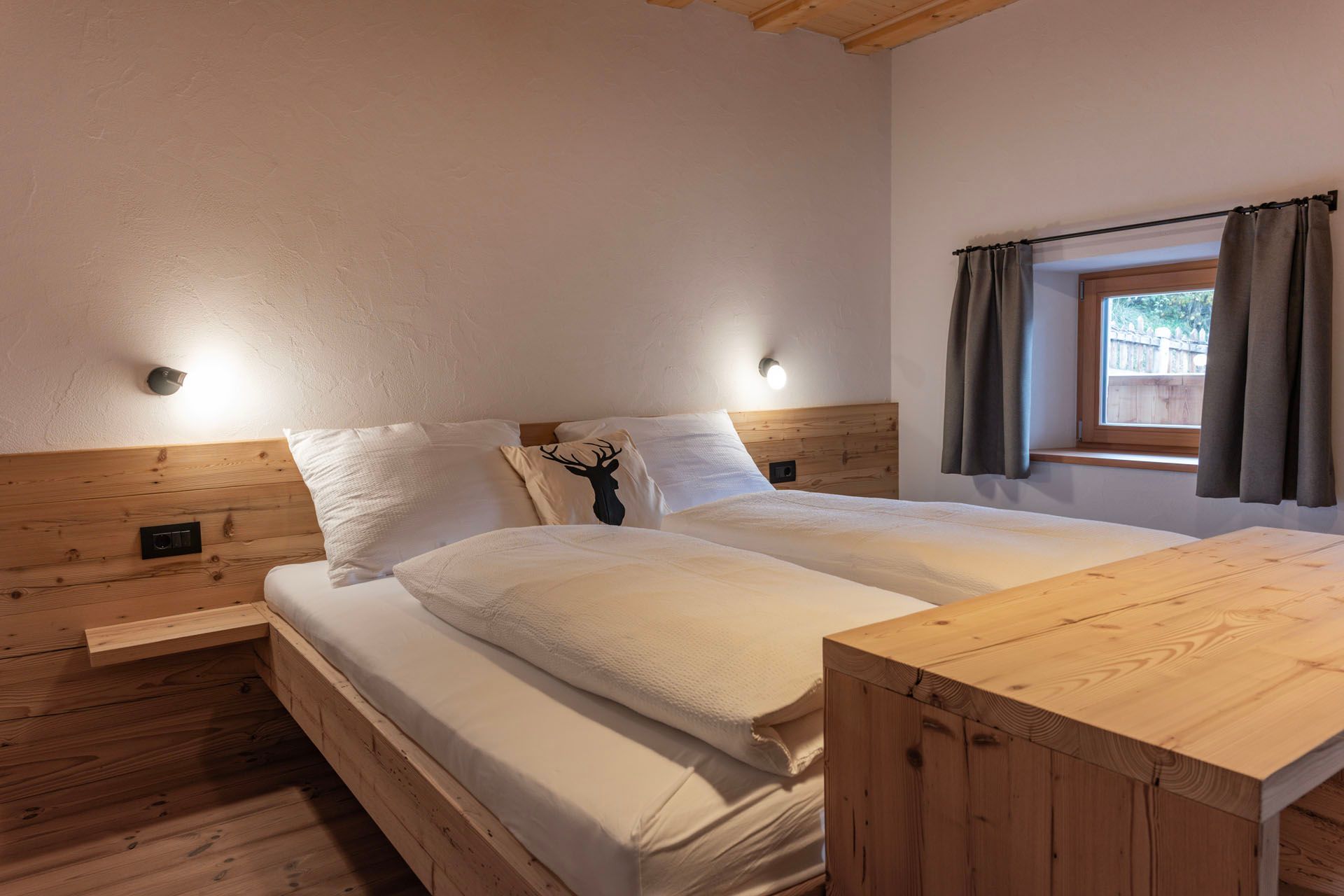 Ein Schlafzimmer mit großem Bett und Fenster.